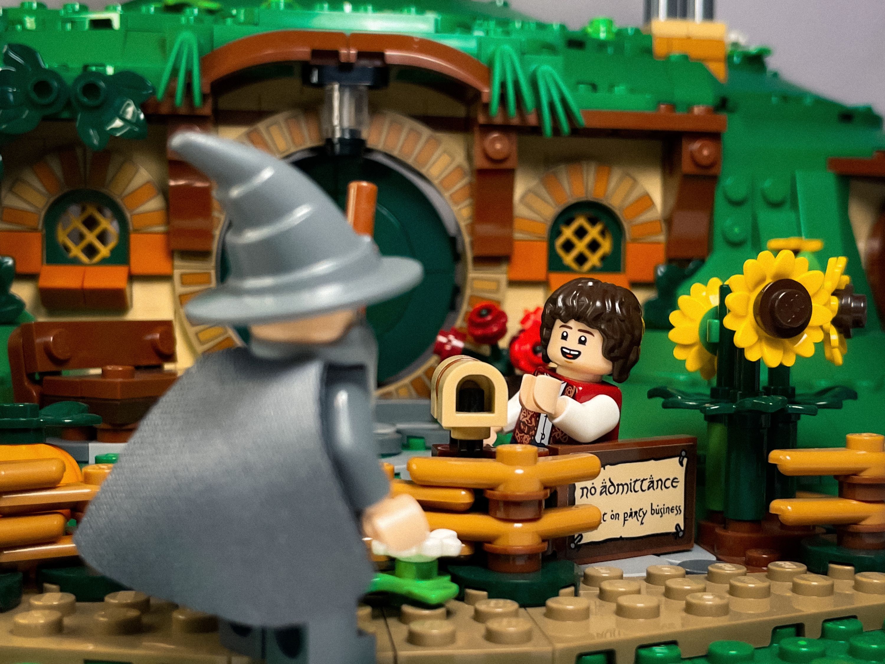 A brick-built scene by @veroniquetoys, from the world The Hobbit/The LOTR