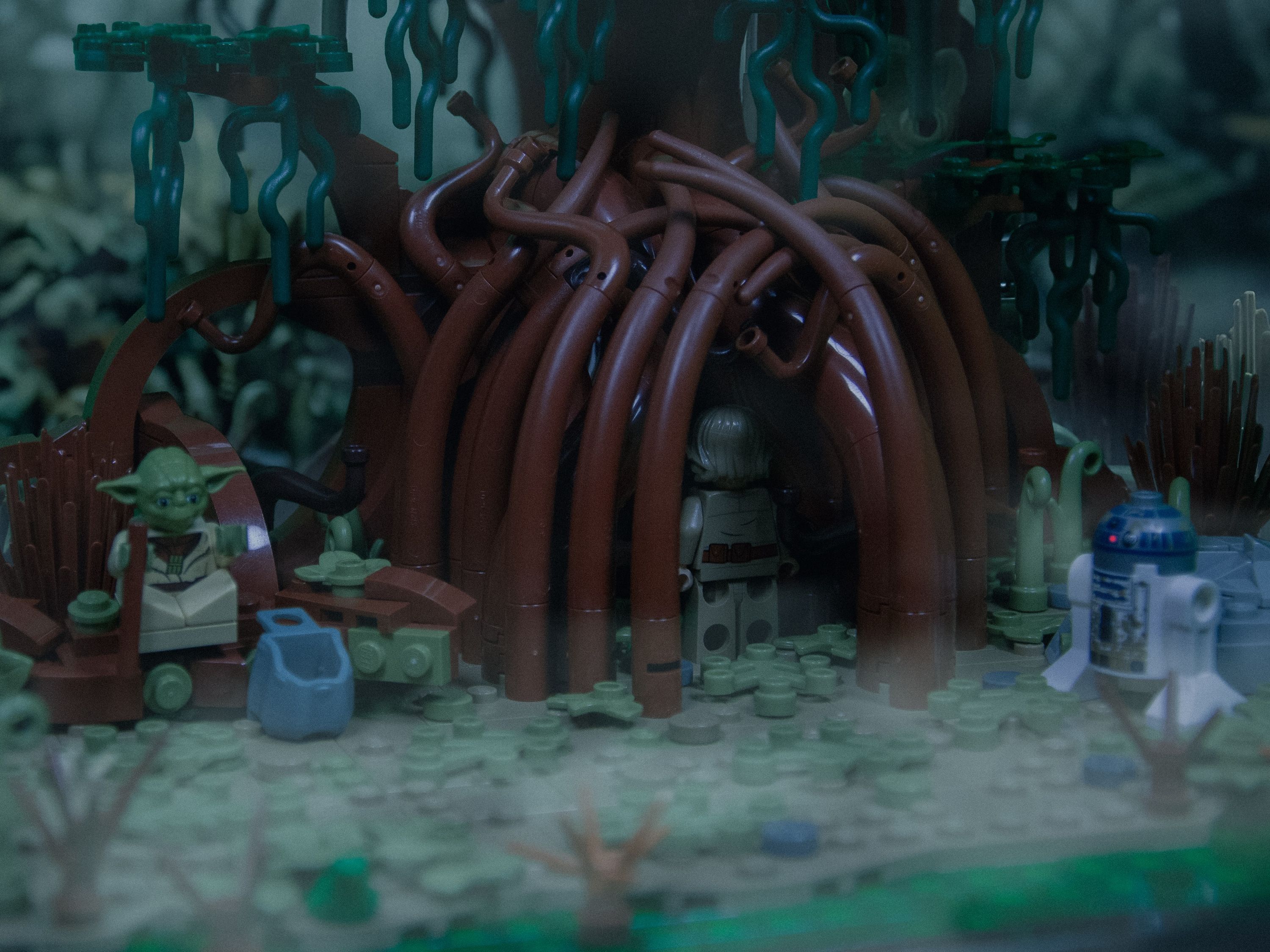Luke reaches up to brush aside some hanging vines and enters the tree 🐍🪾 — a brick-built scene by @sw_lab, from the world…