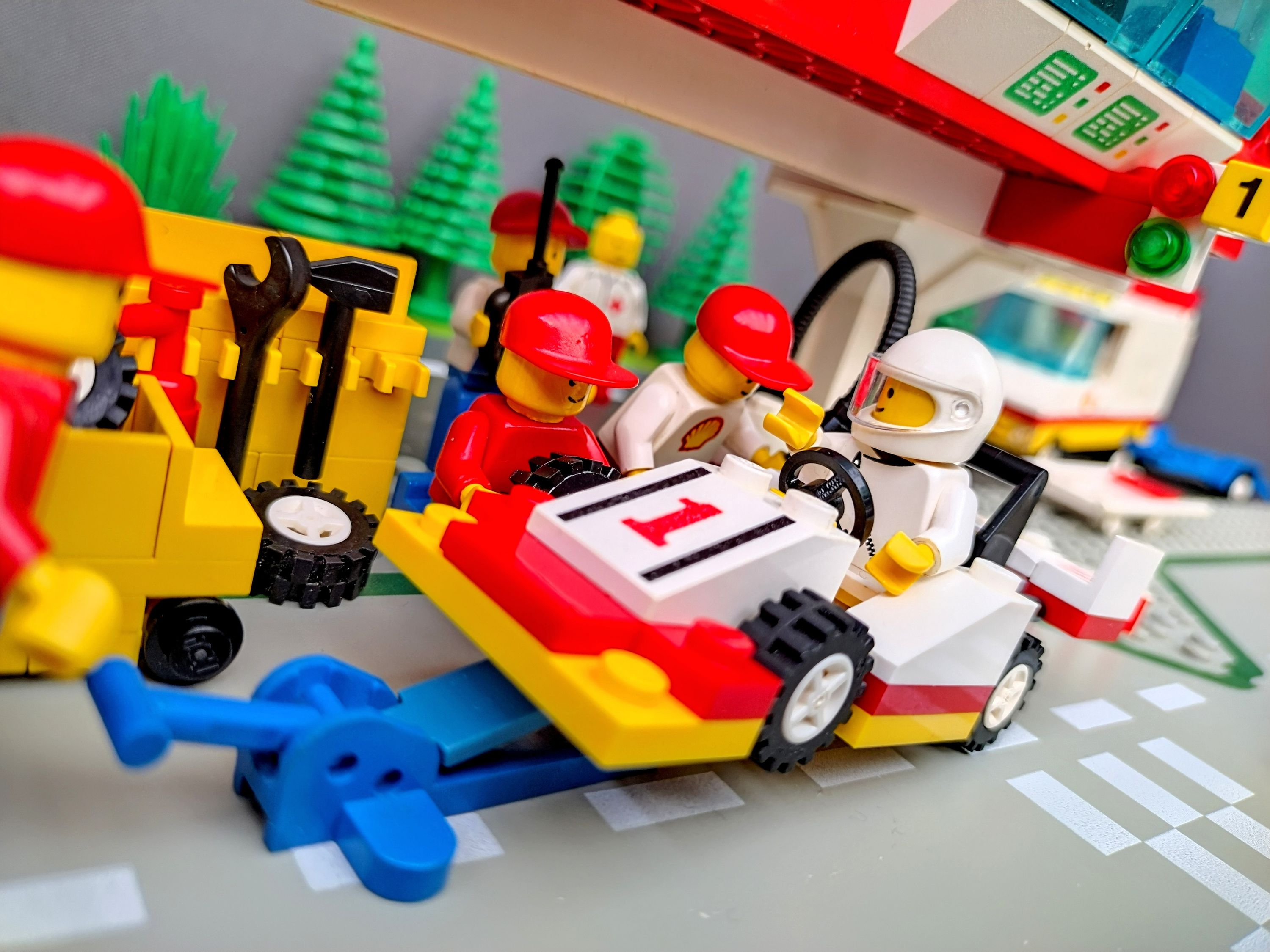 👨‍🔧 Pit stop! — a brick-built scene by @pixalixbrix, from the world Victory Lap Raceway
