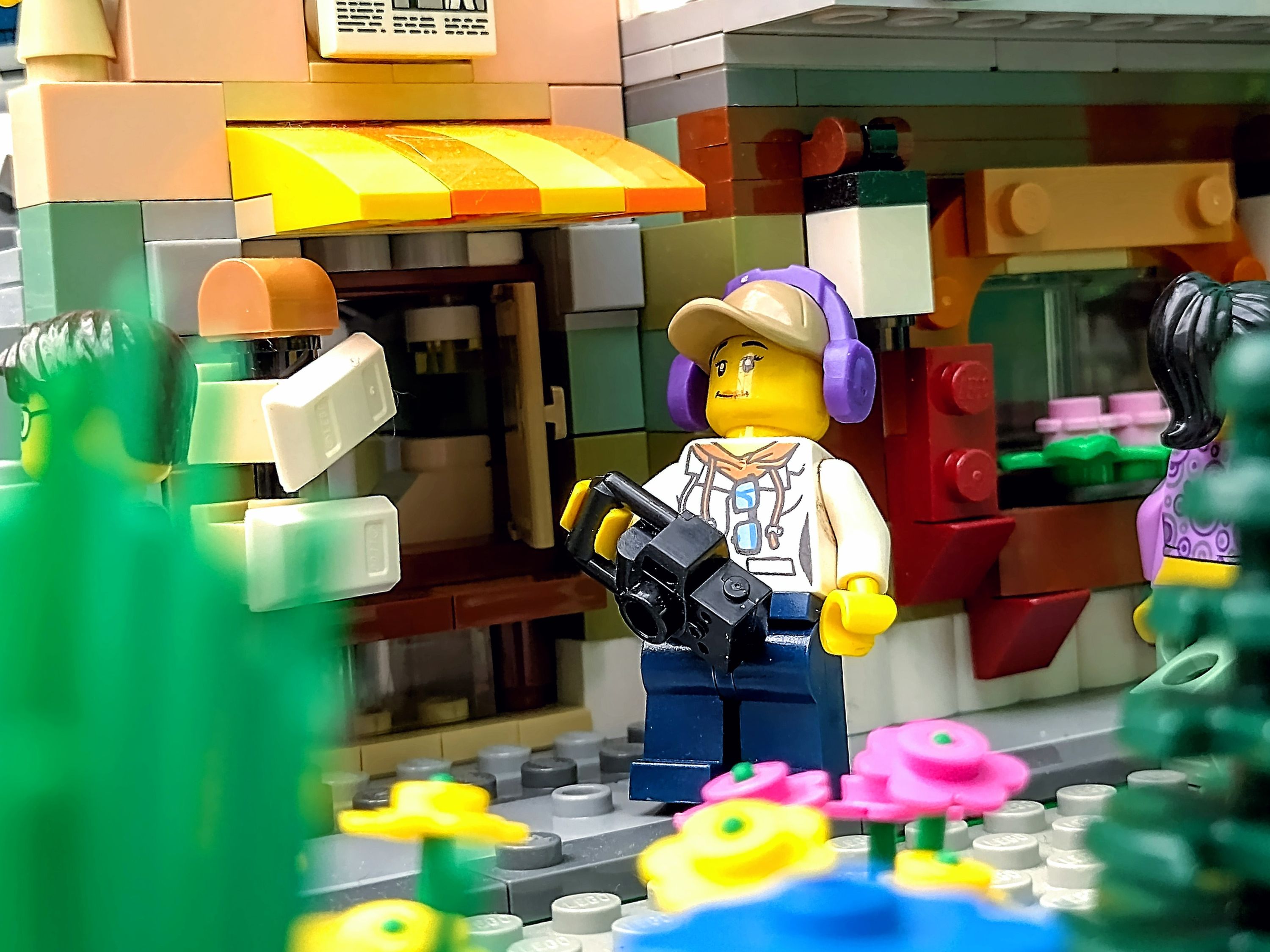 📸 City sightseeing. — a brick-built scene by @pixalixbrix, from the world 31131 Creator Street