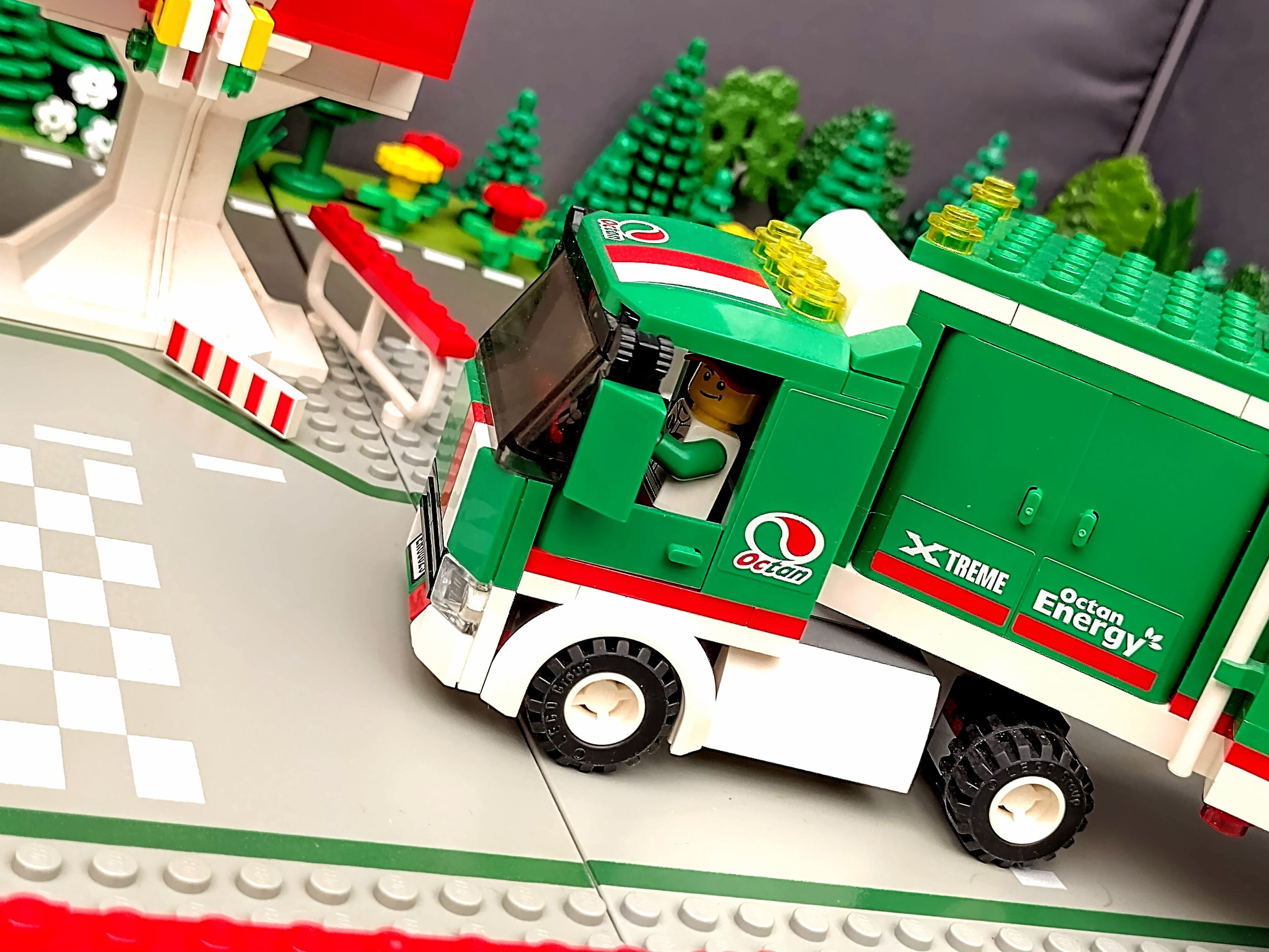 The Octan Racing team have turned up at Victory Lap Raceway for a testing session. — a brick-built scene by @pixalixbrix…