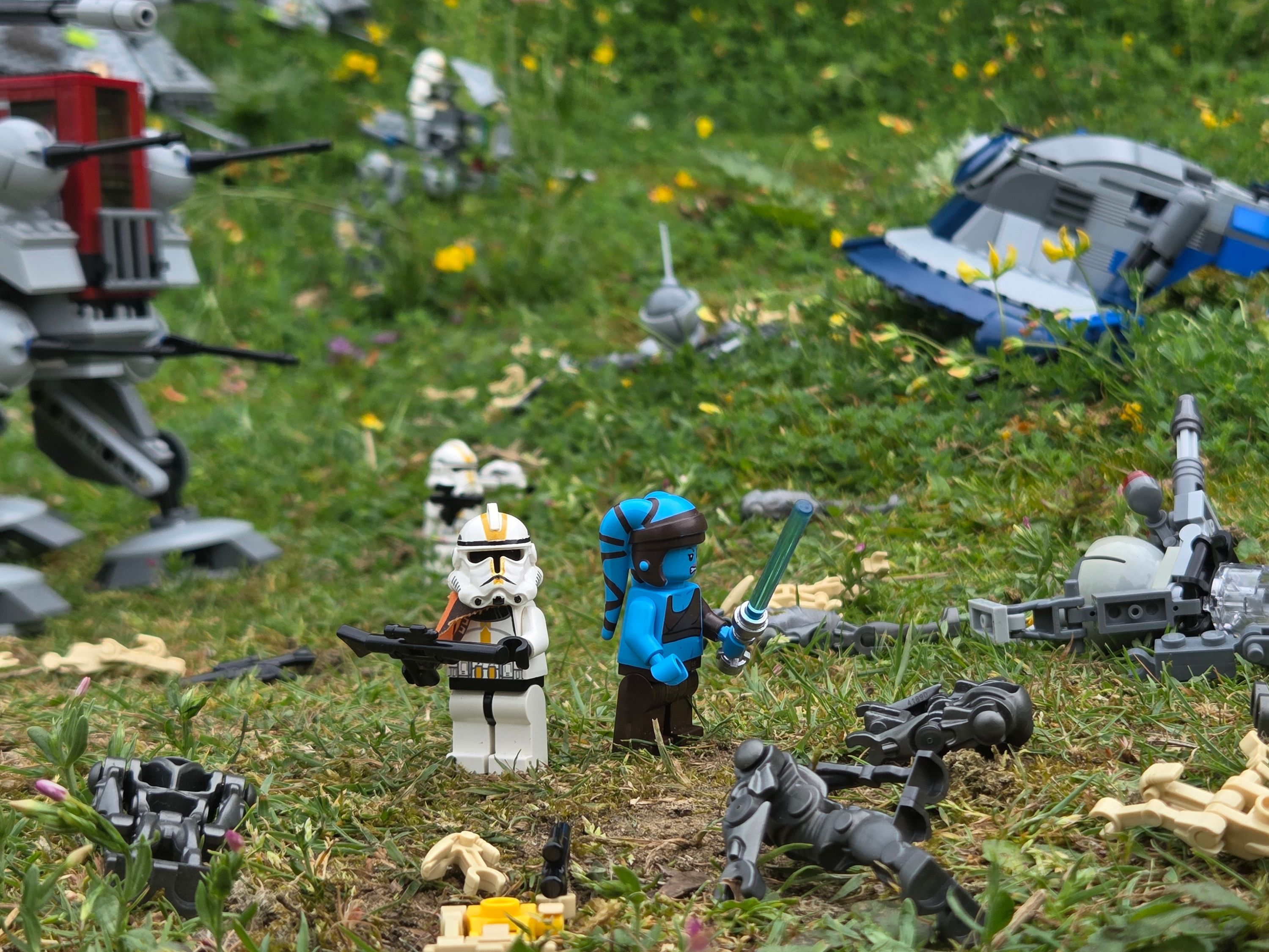 Aayla Secure and Commander Bly in battle against the Separatists on Felucia — a brick-built scene by @khaiekdvoukdamezhniy…